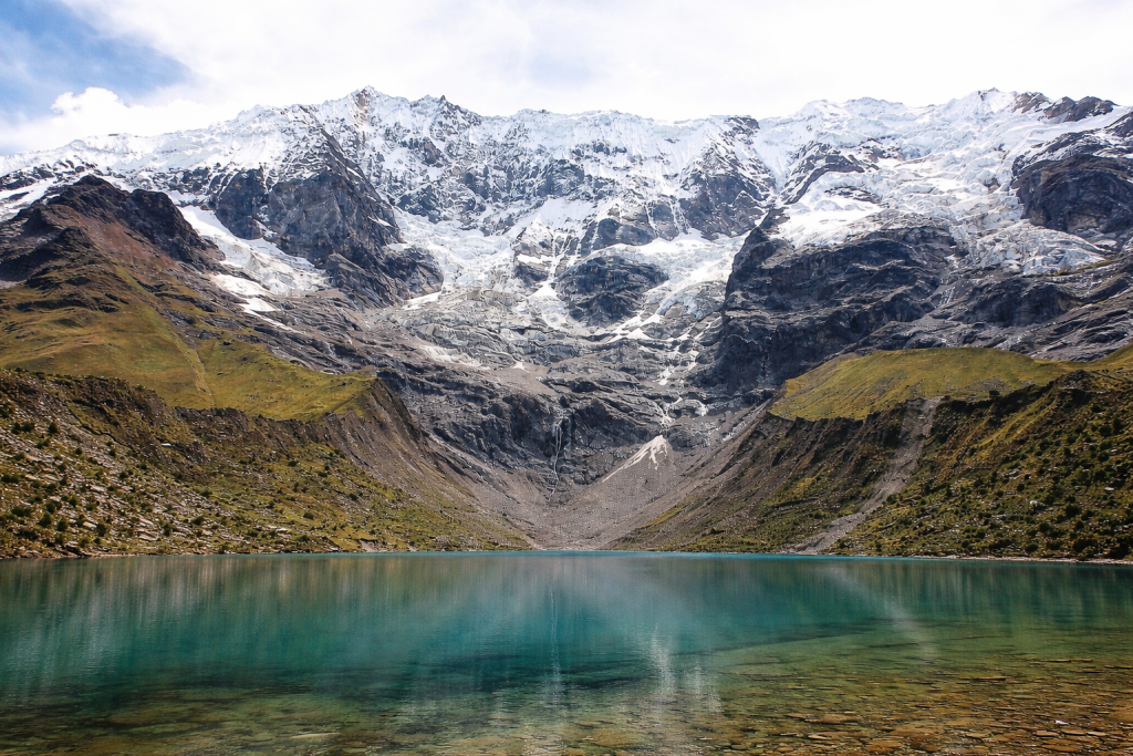 Laguna Humantay durante un transfer aeropuerto en Perú, un paisaje natural en ruta